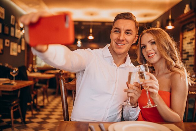 Paar, das Champagner in einem Restaurant am Valentinstag trinkt