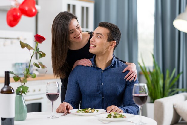 Paar, das das Abendessen zusammen am Valentinstag nimmt