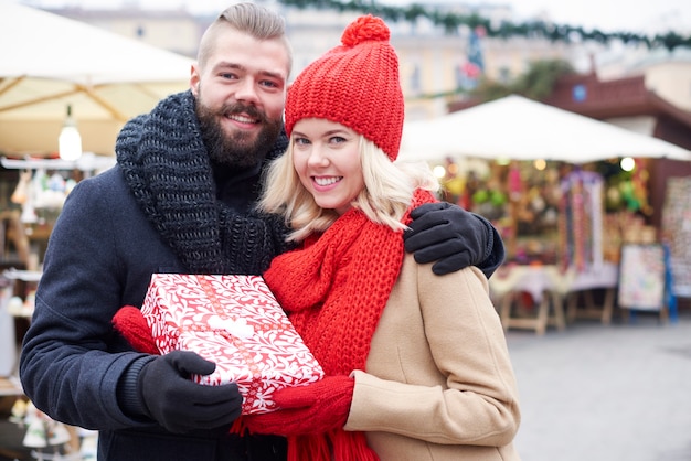 Paar, das ein großes geschenk hält