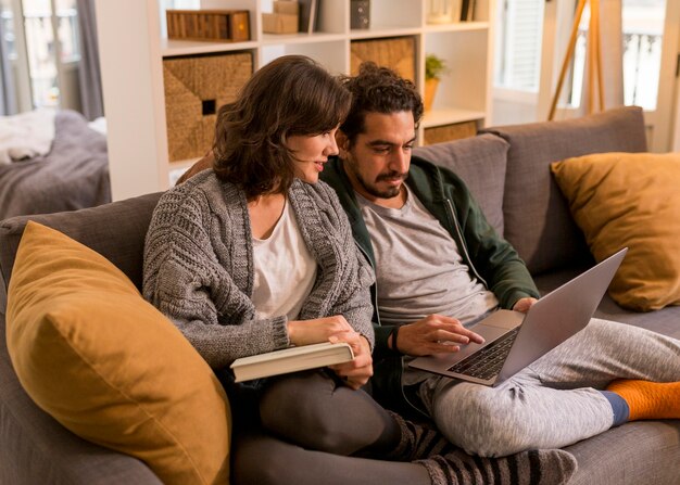 Paar, das eine Fernsehsendung im Wohnzimmer sieht