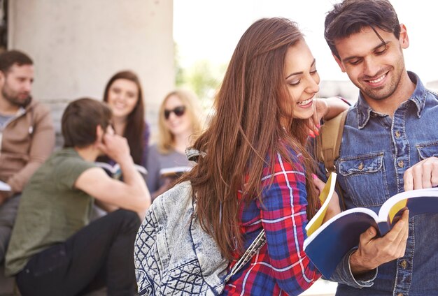 Paar, das eine Pause von der Schule macht