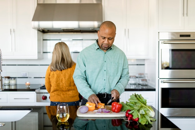 Paar, das Frühstück zu Hause zusammen kocht