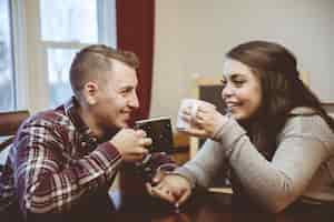 Kostenloses Foto paar, das hände hält und kaffee trinkt