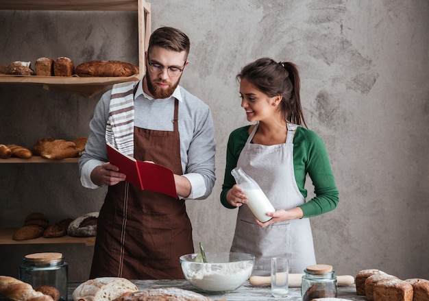 Paar, das Rezept des Brotes liest