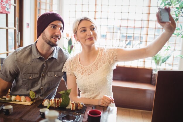 Paar, das Selfie beim Sushi nimmt