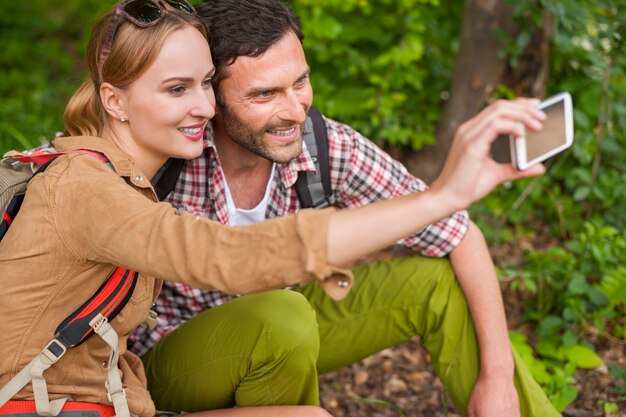 Paar, das Selfie im Wald nimmt