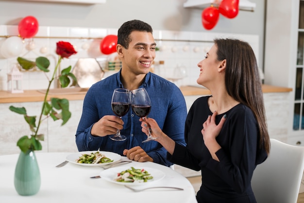 Paar, das Valentinstag mit Wein feiert