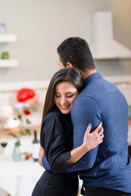 Paar, das Valentinstag zusammen feiert