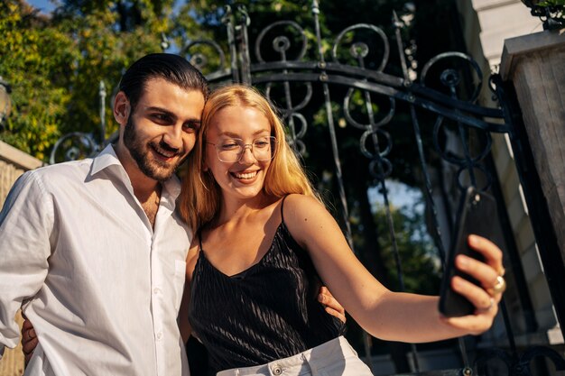 Paar, das zusammen ein Selfie macht