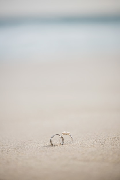 Paar Ehering auf Sand