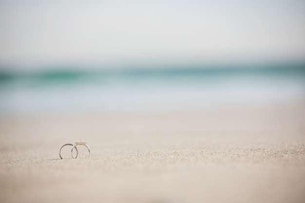 Paar Ehering auf Sand