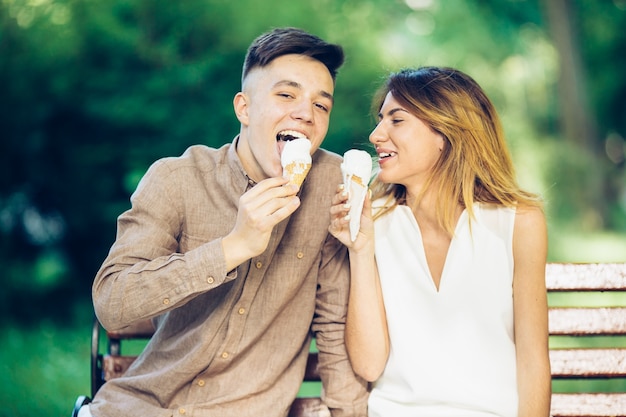 Paar essen eis im park