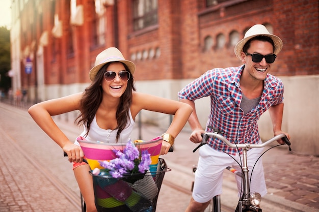 Paar Fahrrad fahren in der Stadt