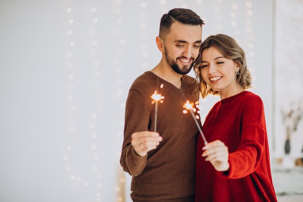 Paar feiert Weihnachten zusammen zu Hause