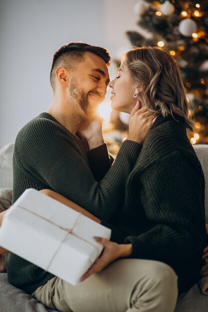 Paar feiert Weihnachten zusammen zu Hause
