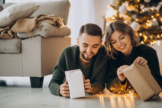 Paar feiert Weihnachten zusammen zu Hause