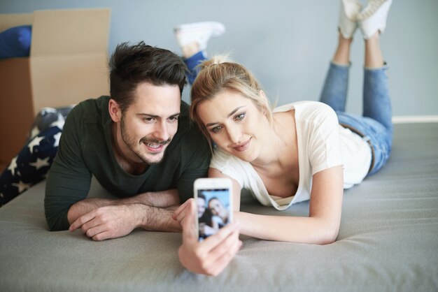 Paar fotografiert in ihrem eigenen neuen Schlafzimmer