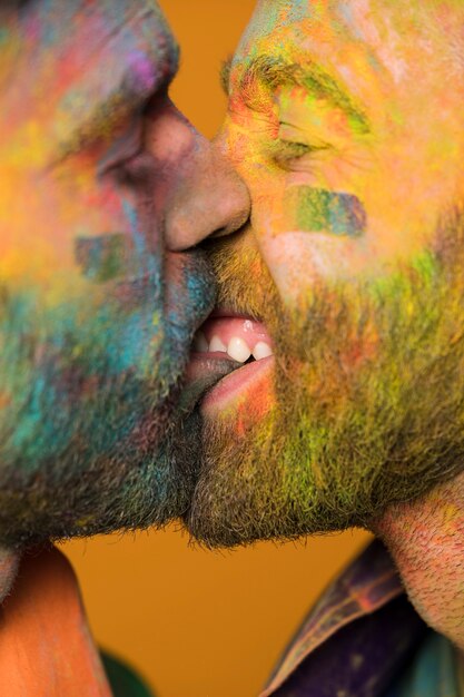 Paar gemalte homosexuelle Männer, die leidenschaftlich küssen