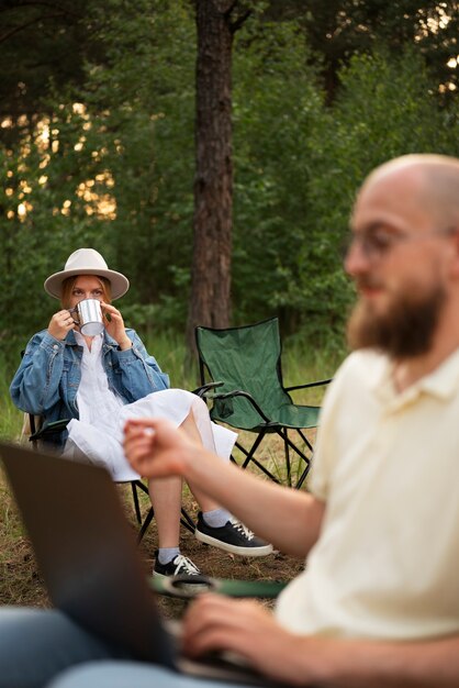 Paar genießt die Zeit auf dem Campingplatz