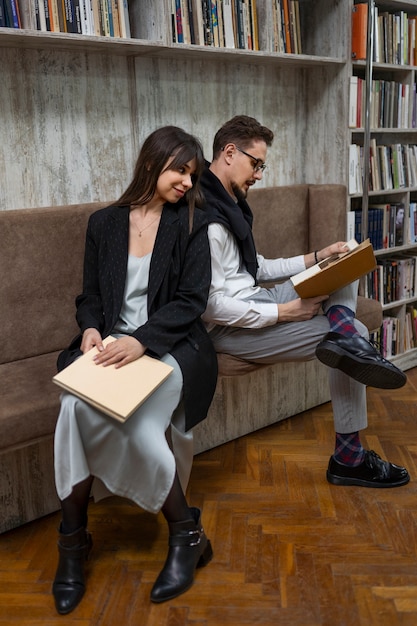 Kostenloses Foto paar genießt ein date in der buchhandlung