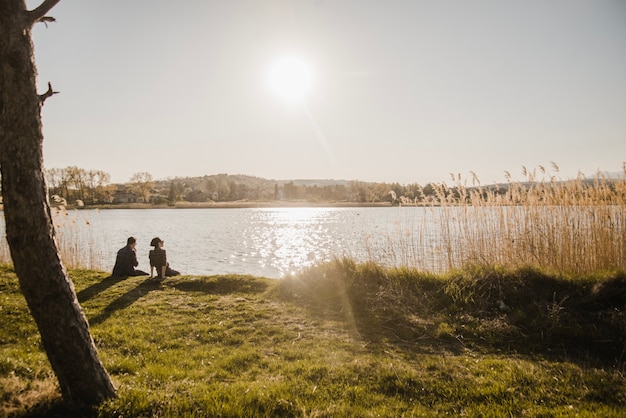 Paar genießt einen sonnigen Tag