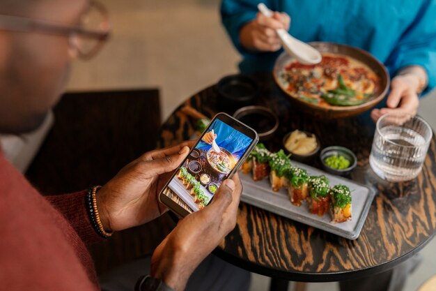 Paar genießt Essen im Restaurant