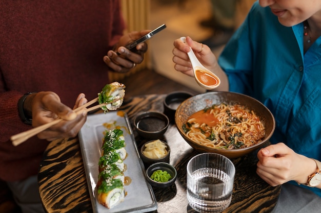 Paar genießt Essen im Restaurant