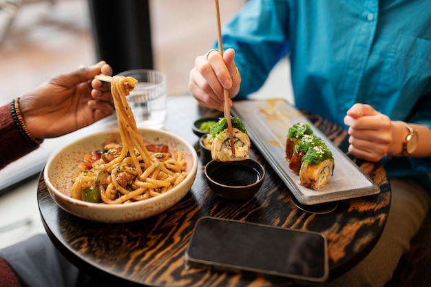 Paar genießt Essen im Restaurant