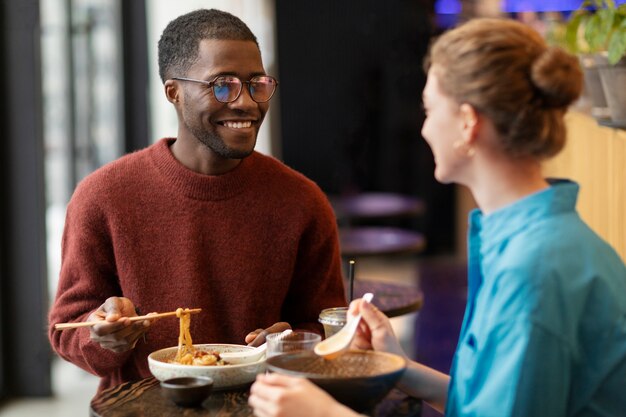 Paar genießt Essen im Restaurant