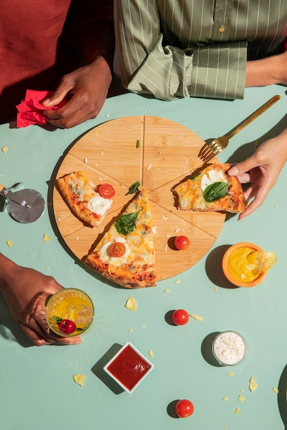 Kostenloses Foto paar genießt leckeres italienisches essen?