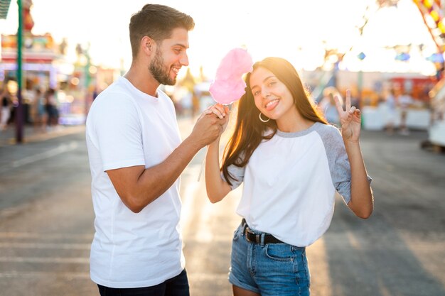 Paar hält Zuckerwatte