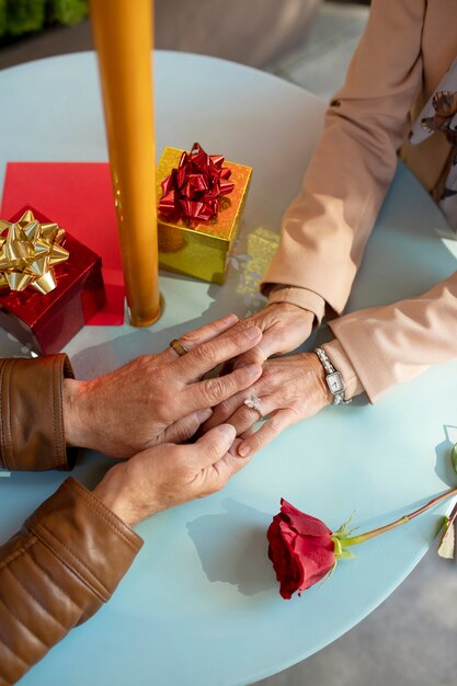 Paar Händchen haltend bei einem Date