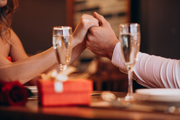 Paar Händchenhalten am Valentinstag in einem Restaurant