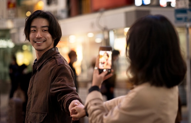 Kostenloses Foto paar hat ein date in der nacht