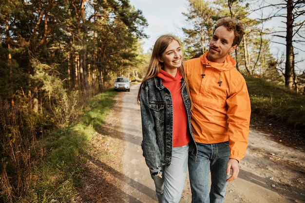 Paar im Freien auf einem Roadtrip umarmt