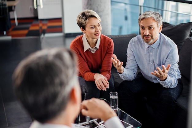 Kostenloses Foto paar im gespräch mit seinem finanzberater bei einem meeting im büro