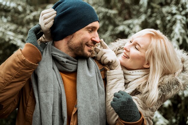 Paar im Winter einander ansehend