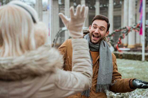 Paar im Winter mit Schnee spielen