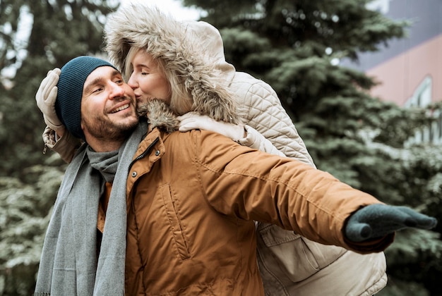 Paar im Winter zusammen herumalbern