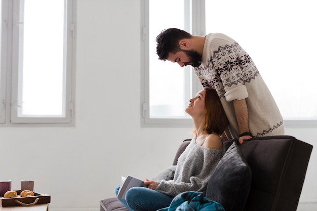 Paar im Wohnzimmer seitwärts