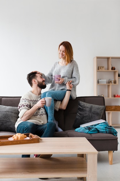 Paar im Wohnzimmer sitzt auf der Couch