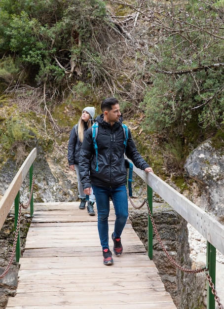 Kostenloses Foto paar in der natur erkunden