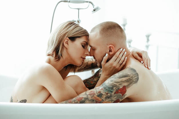 Paar in einer Badewanne