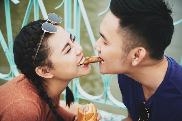 Paar in Liebe zusammen essen