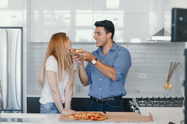 Paar isst eine Pizza