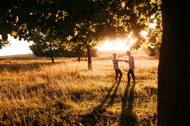 Paar läuft zum Sonnenuntergang