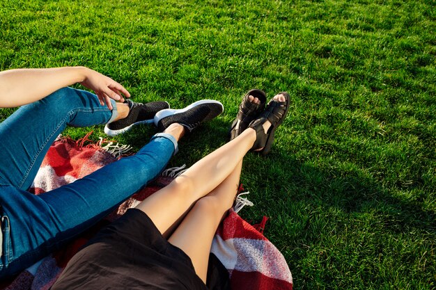 Paar liegend und entspannend auf Gras