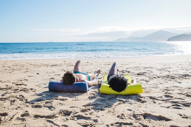 Paar liegt am Strand