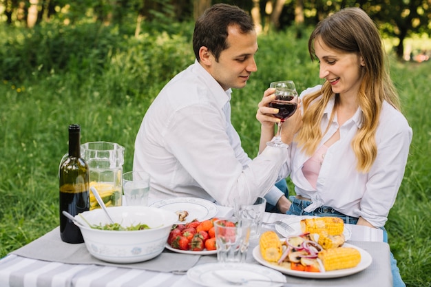 Kostenloses Foto paar macht ein romantisches picknick in der natur