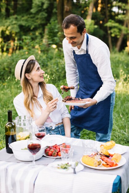 Paar macht ein romantisches Picknick in der Natur